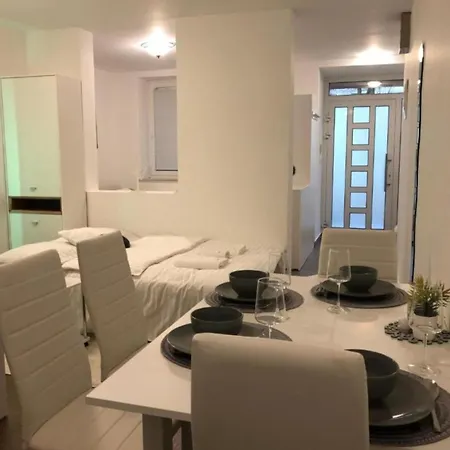 Modern Center Studio Under The Castle - Free Parking Apartamento *